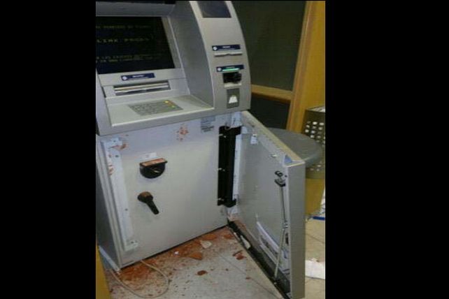 Atraparon a un adolescente robando en un cajero automático en Barrio Constituyentes