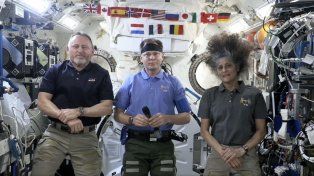 Butch Wilmore (izq.) y Suni Williams (der.) regresarían a la Tierra antes de fin de mes.