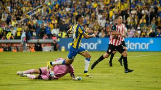 Ángel Di María se la acaba de picar al excanalla Marcelo Miño y le pondrá moño a su gran noche. Fue el 2 a 0 de Central, el décimo tanto desde que regresó a Arroyito.