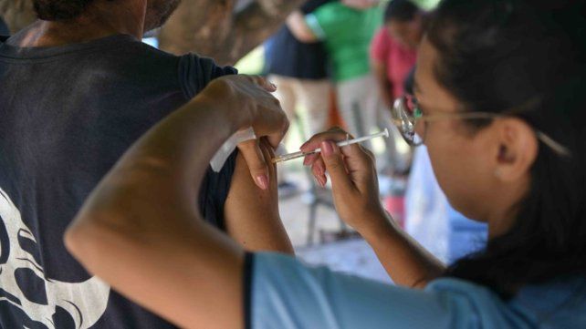 Promotores de Salud de la comuna de Paraná recorrieron barrio Las Piedras para completar el carnet de vacunación. El viernes se vacunará contra el sarampión en Villa Mabel