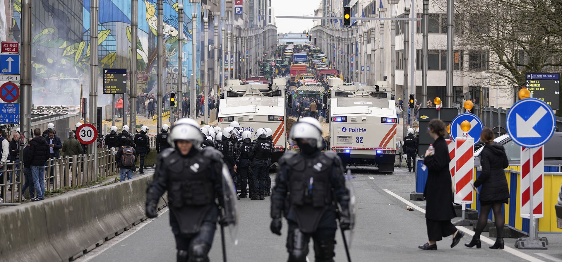 La policía patrulla detrás de una barrera mientras los agricultores protestan durante una manifestación frente al edificio del Consejo Europeo en Bruselas, el martes 26 de marzo de 2024. (Foto AP/Virginia Mayo) La policía patrulla detrás de una barrera mientras los agricultores protestan durante una manifestación frente al edificio del Consejo Europeo en Bruselas, el martes 26 de marzo de 2024. (Foto AP/Virginia Mayo)