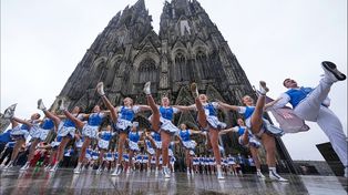 Participantes del carnaval callejero, celebran el inicio frente a la Catedral de Colonia, Patrimonio de la Humanidad, en Colonia, Alemania, el jueves 12 de febrero de 2026. (Foto AP/Martin Meissner)