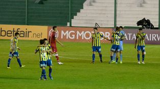 Todo Central festeja en el césped del Florencio Sola la goleada ante Huachipato por la Copa Sudamericana.&nbsp;