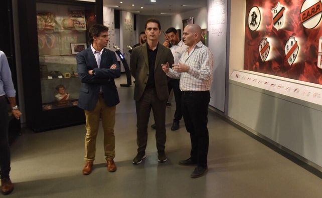 Presente. El actor español recorrió el Monumental en la previa del partido copero.&nbsp;