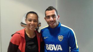 Con su ídolo. Yael Oviedo junto a Carlos Tevez en Casa Amarilla. Ella mostró su orgullo por estar en el Apache.