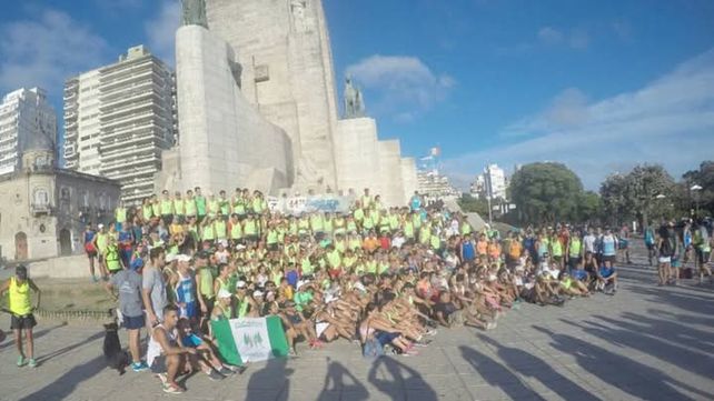 Una de las tantas fotos antes de partir hacia San Lorenzo desde el Monumento a la Bandera.