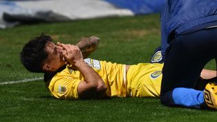 Francis Mac Allister y los signos claros de dolor, tras la lesión que sufrió en la rodilla derecha.