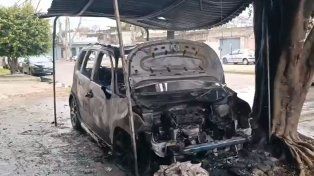 Llevó a su esposa al trabajo, volvió y un incendio destruyó el auto frente a su casa
