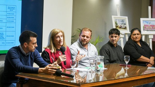 Las obras beneficiarán a 70 familias y abarcan el tendido de 915 metros lineales de cañerías. Rosario Romero destacó el trabajo conjunto con vecinos
