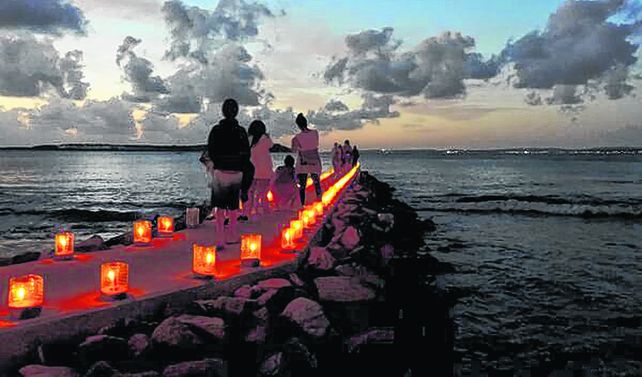Luces y sombras junto al mar. El ritual de los vecinos de Punta del Este dura hasta que las velas comienzan a apagarse.