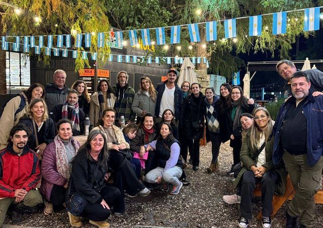 Funes. Las familias autoconvocadas de la Escuela 727 se reunieron este miércoles en el Mercado Don Bosco