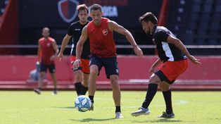 Pelota al pie. Maxi manejó el balón en el mediocampo de Newells. La Fiera retrocedió para armar juego e hizo pesar su jerarquía.
