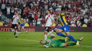 No será gol. Enzo Copetti enfrenta a Armani y la tira afuera, ya en adicional. Pudo ser el triunfo de Central sobre River.