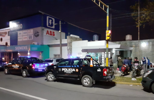 Terror en el vecindario: violento motín en la Comisaría 9ª con quema de colchones