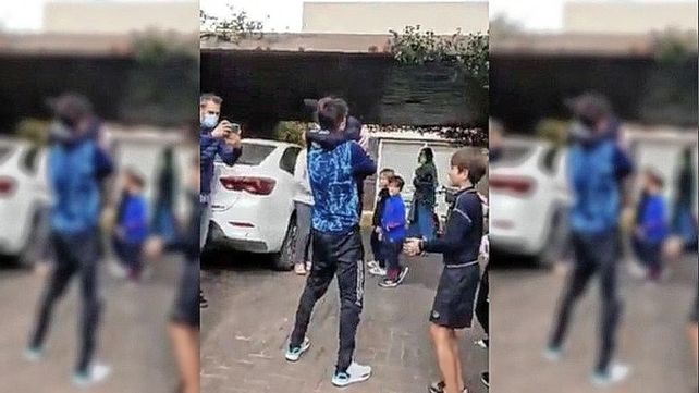 La llegada de Messi a su casa y el abrazo con sus hijos