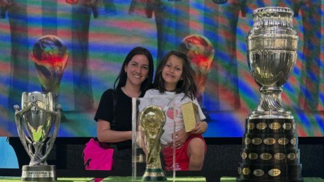 Madre e hija posan felices con los trofeos ganados por La Scaloneta.