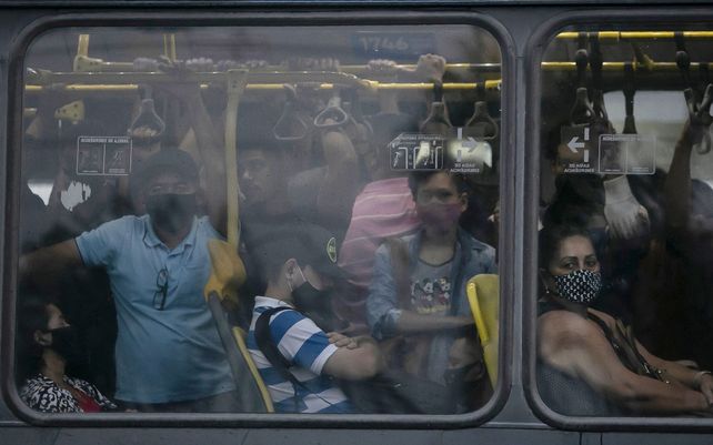 Un autobús público abarrotado durante la pandemia de COVID-19 en Río de Janeiro
