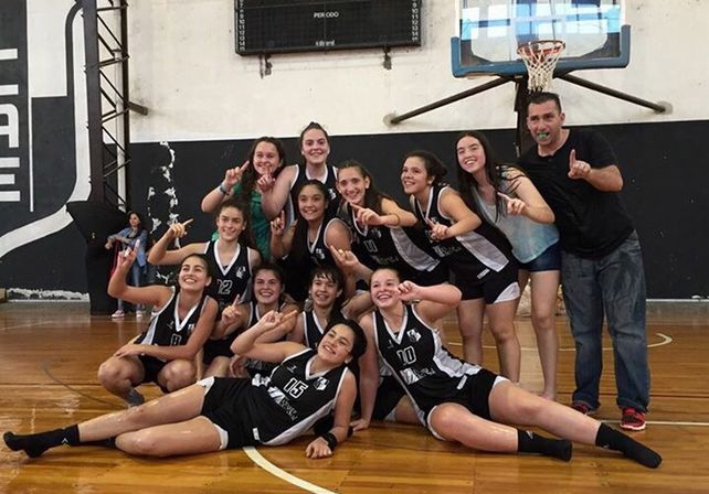 No podía faltar. En el marco de los festejos no podía quedar afuera la selfie entre las integrantes del equipo ganador.  Foto Gentileza/Prensa APBF