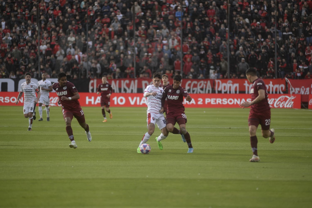 Newells derrotó 2 a 0 a Lanús y volvió al triunfo tras 8 partidos