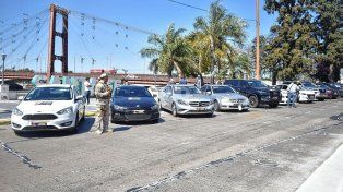 Exhiben autos, camionetas y lanchas incautados al delito antes de la subasta el próximo viernes