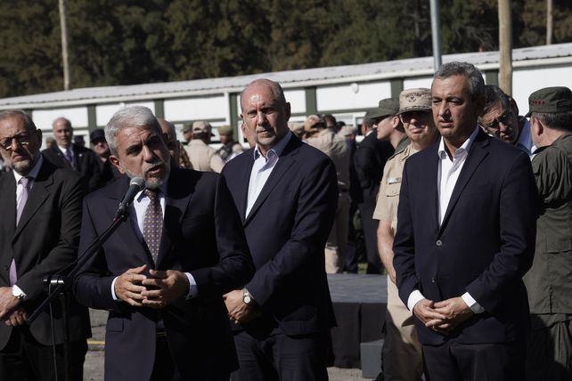 El ministro de Seguridad nacional, Aníbal Fernández; el gobernador Omar Perotti y el intendente Pablo Javkin.