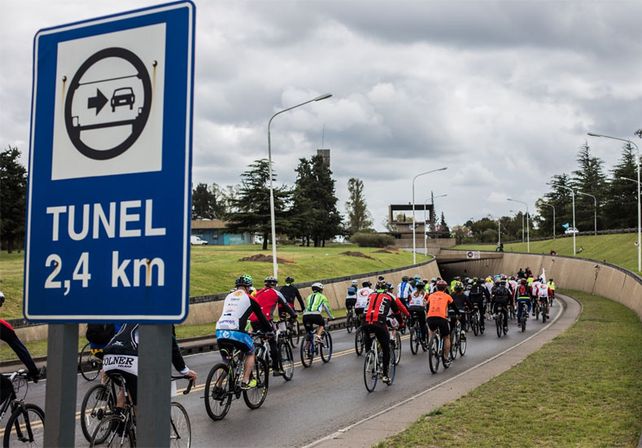 Oportunidad. Los ciclistas pasaron por el túnel subfluvial.