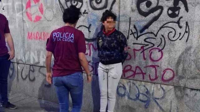 Detuvieron a dos chicas que prendían fuego a indigentes