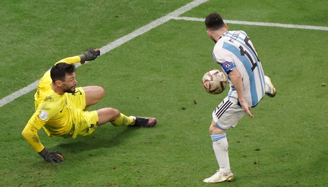 Messi se apresta a convertir el tercer gol de Argentina en tiempo suplementario.
