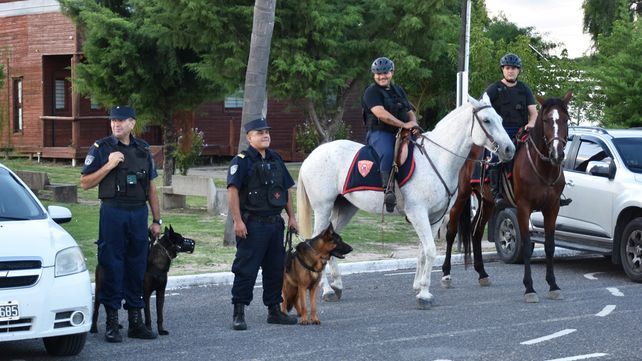 La Policía provincial desarrolló el operativo Barrio Seguro en seis vecinales de la zona oeste de Paraná