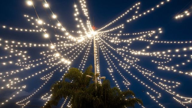 Pura luz. La estructura del árbol está compuesta de 3 mil bombillas de tecnología LED.