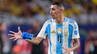 Angel Di María y la cinta de capitán de la selección, una imagen emblema del último tiempo.