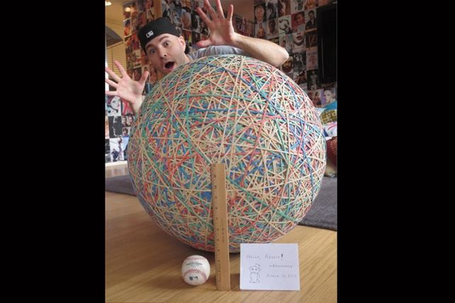Una pelota con 5 mil bandas elásticas que pesa 113 kilos