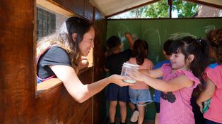 Una nena y su maestra en el jardín de la Escuela Champagnat.