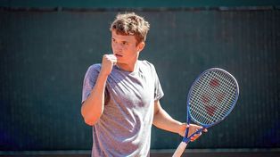 Daniil Ostapenkov, juvenil de Bielorrusia, sorprendió al Peque Schwartzman en el primer punto de Copa Davis.&nbsp;