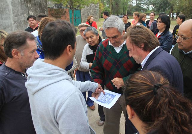 Los vecinos de la Aceitera muestran un plano al intendente Varisco. Foto Municipalidad.