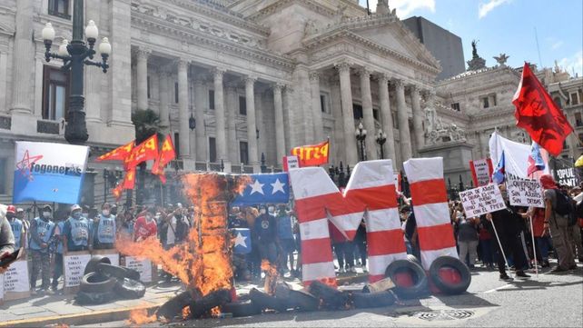 Protesta frente al Congreso de la Nación contra los acuerdos con el FMI. 
