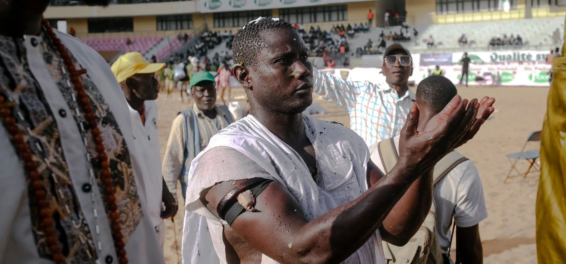 Un luchador ofrece oraciones antes de una pelea en la Arena Nacional. El arbitraje asistido por vídeo (VAR) se ha introducido para los grandes partidos de la próxima temporada, Pikine, Senegal. Fotografía: Carmen Abd Ali/AFP/Getty Images Un luchador ofrece oraciones antes de una pelea en la Arena Nacional. El arbitraje asistido por vídeo (VAR) se ha introducido para los grandes partidos de la próxima temporada, Pikine, Senegal. Fotografía: Carmen Abd Ali/AFP/Getty Images