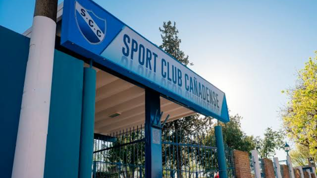 Un hombre de 51 años es desplomó durante un partido de fútbol y falleció.