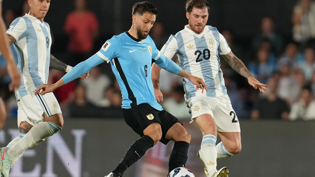 Rodrigo Bentancur y Alexis Mac Allister pelean por la pelota en el Centenario. Partido cerrado Uruguay-Argentina.