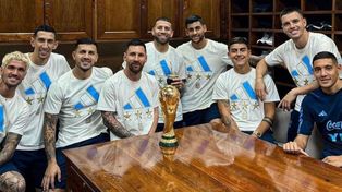 Los campeones del mundo posaron con la Copa ganada en Qatar.