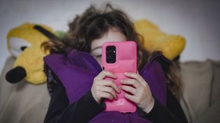 El psicoterapeuta y concejal Lucas Raspall apuntó que el 75% de los niños menores de 10 años ya tienen su primer teléfono en Argentina.