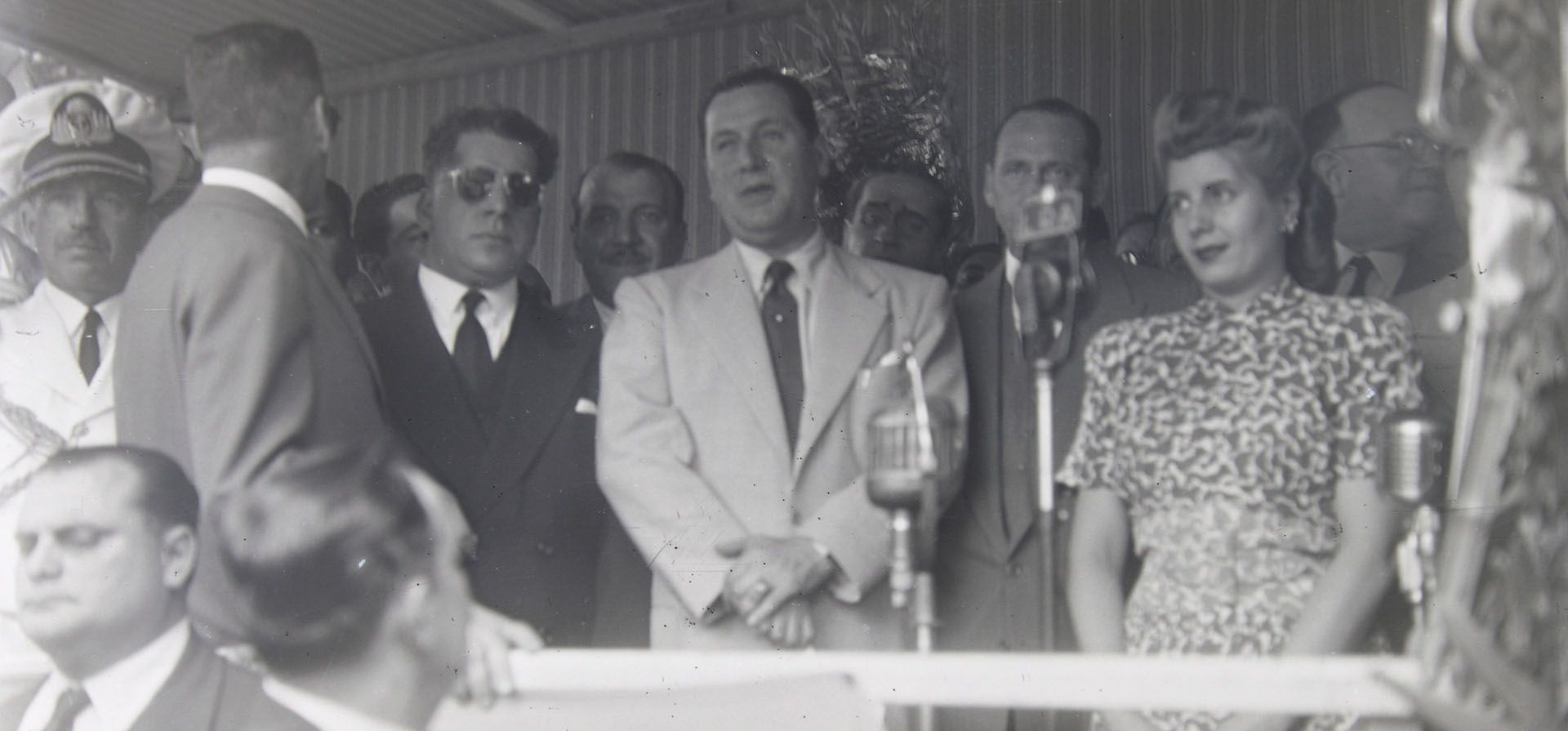 Eva Perón y Juan Domingo Perón en el palco de barrio Roque Sáenz Peña por la puesta en marcha de la Usina Eléctrica, 1947.