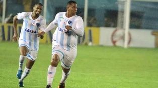 El delantero de 100 kilos la rompe en la redes