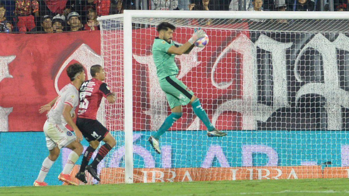 Newells Lucas Hoyos cambió reproches por aplausos