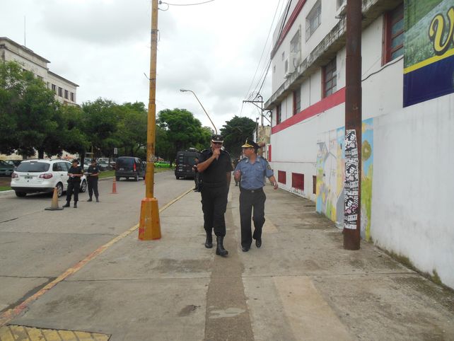 La policía realizó operativos de control de personas y vehículos