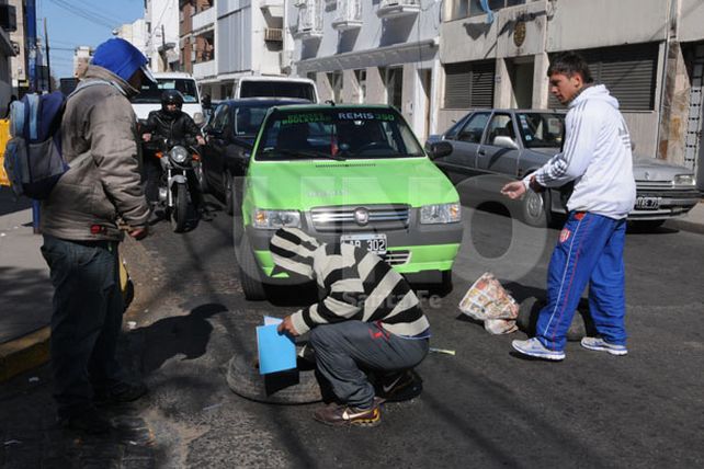 Los limpiavidrios se manifestaron frente al municipio, hubo detenidos