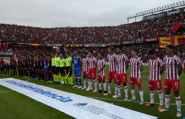 Himno. Los equipos formados antes del partido