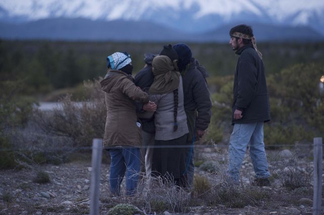 Integrantes de la comunidad mapuche de Cushamén al enterarse de la aparición de un cuerpo en aguas del río Chubut.