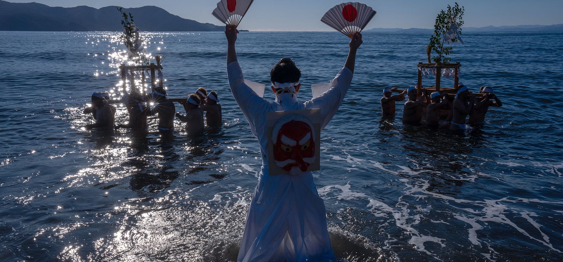 Participantes del el Festival de Misogi del Mar de Invierno, un ritual de purificación sintoísta que marca el Año Nuevo, llevan un santuario portátil, un 'mikoshi', durante en Numazu, Japón, el lunes 12 de enero de 2026. (Foto AP/Louise Delmotte)