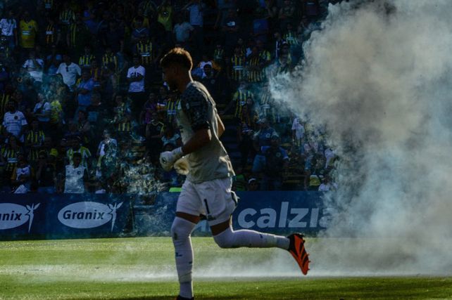 Desde la popular de Rosario Central lanzaron bombas que cayeron cerca del arquero de Banfield.&nbsp;